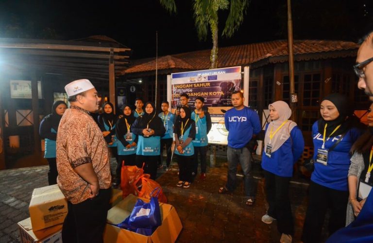 UCYP volunteer team graces the ‘Gelandangan Kota’ with ‘Singgah Sahur’ programme