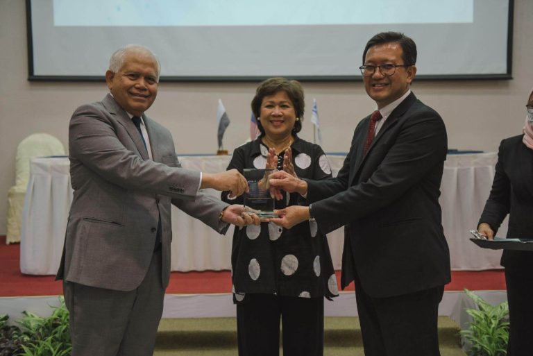 MAJLIS MENANDATANGANI MEMORANDUM PERSEFAHAMAN (MoU)  ANTARA UNIVERSITY COLLEGE OF YAYASAN PAHANG (UCYP)  & RAZAK SCHOOL OF GOVERNMENT (RSOG) DAN  UNIVERSITY COLLEGE OF YAYASAN PAHANG (UCYP)  & UNIVERSITI KUALA LUMPUR (UniKL)