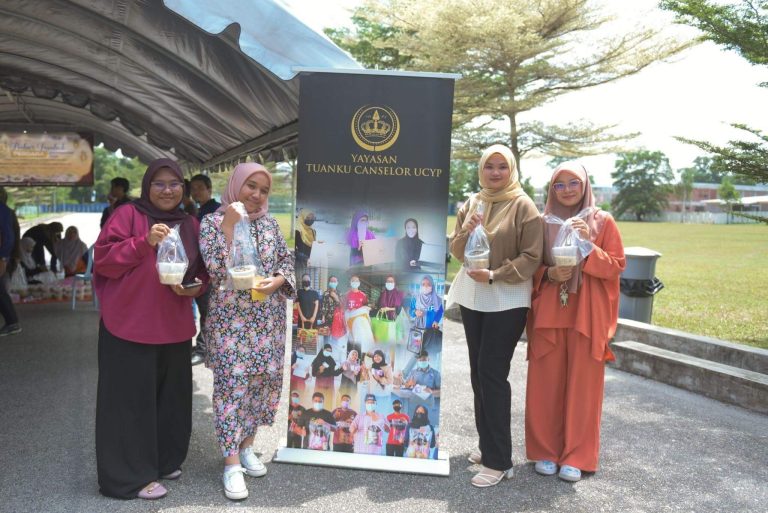 Sharing Gratitude in Ramadan with Staffs and Students