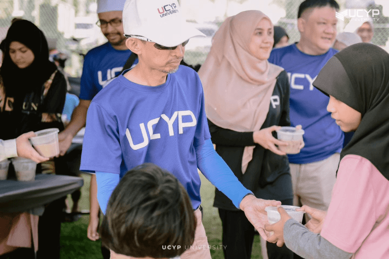 Ramadan Penuh Makna: Kerjasama dalam Agihan Bubur Lambuk kepada Komuniti
